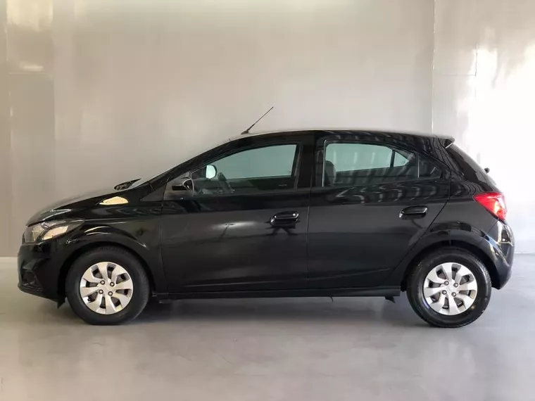 Chevrolet Onix Preto 13