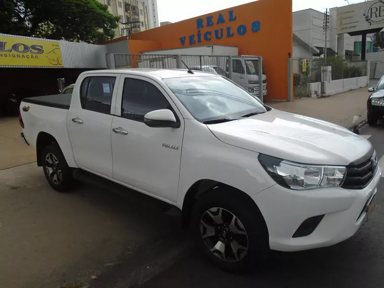 Toyota Hilux Branco 8