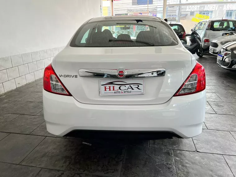 Nissan Versa Branco 12