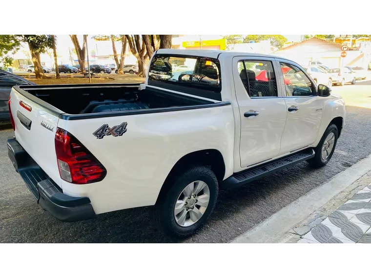 Toyota Hilux Branco 15