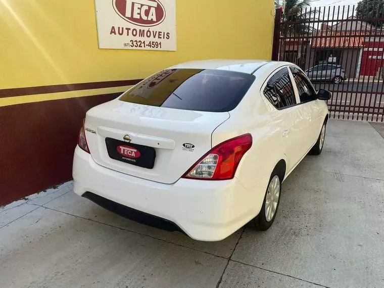 Nissan Versa Branco 5