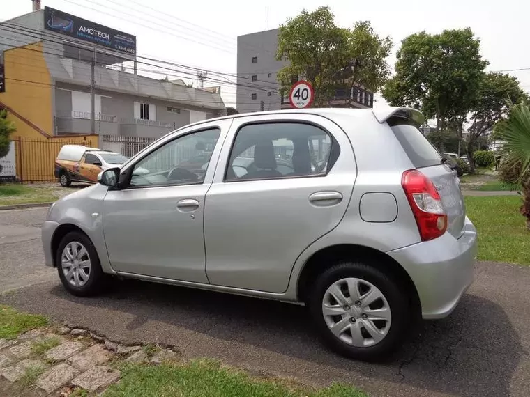 Toyota Etios Prata 2