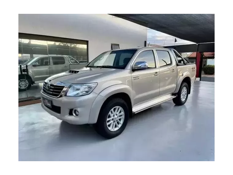 Toyota Hilux Bege 1