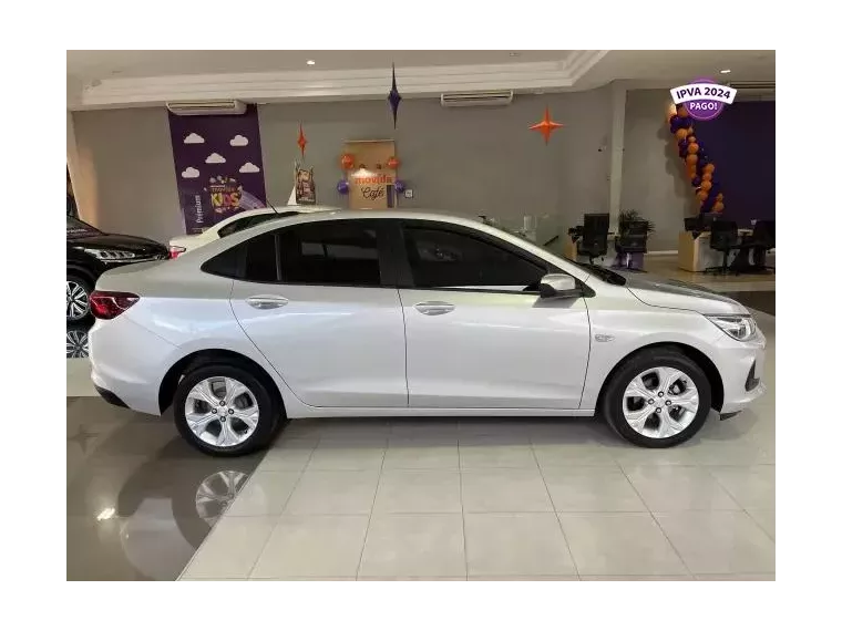 Chevrolet Onix Prata 6