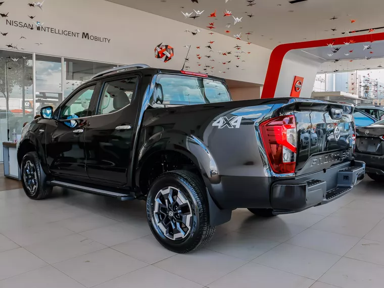 Nissan Frontier Preto 3