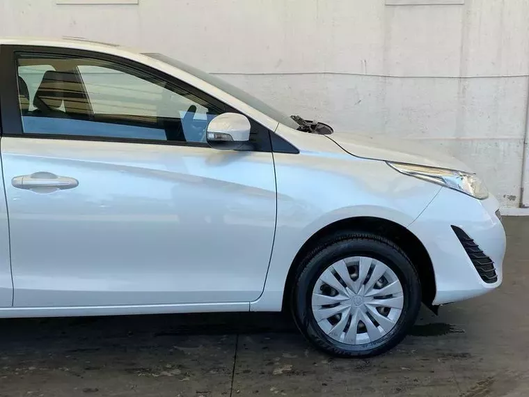 Toyota Yaris Branco 17