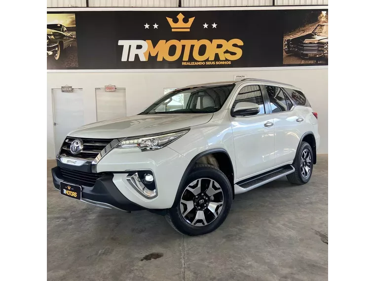 Toyota Hilux SW4 Branco 18