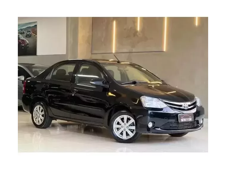 Toyota Etios Preto 1