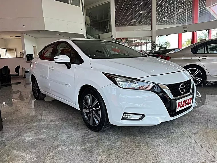 Nissan Versa Branco 6