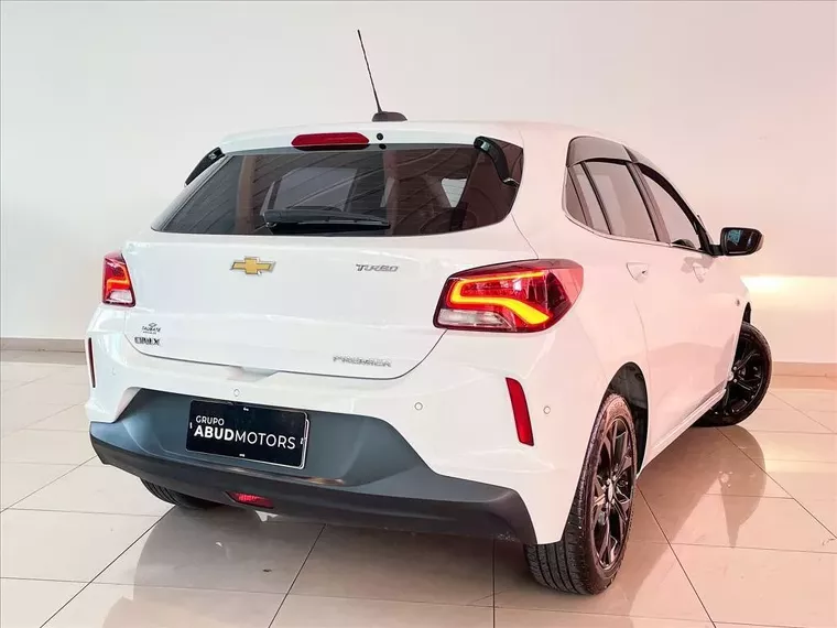 Chevrolet Onix Branco 6