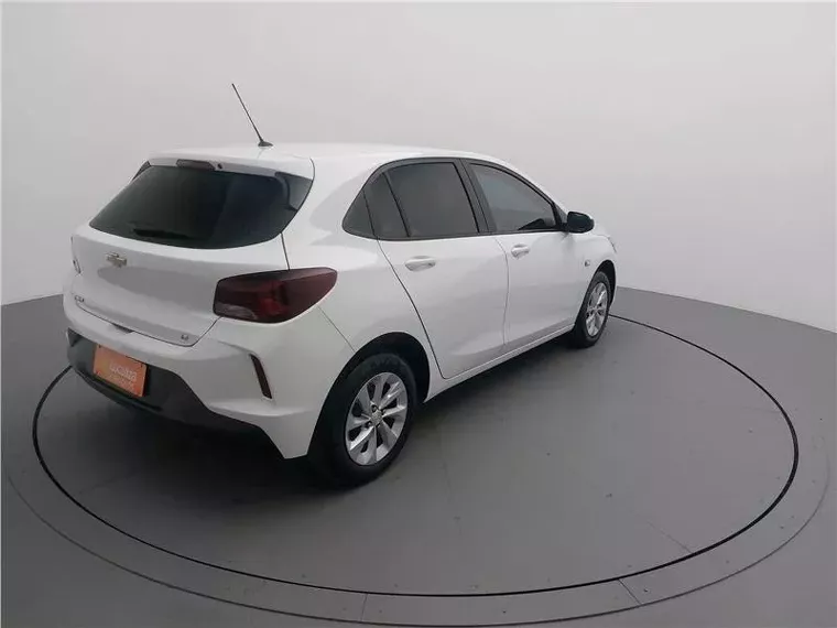 Chevrolet Onix Branco 17