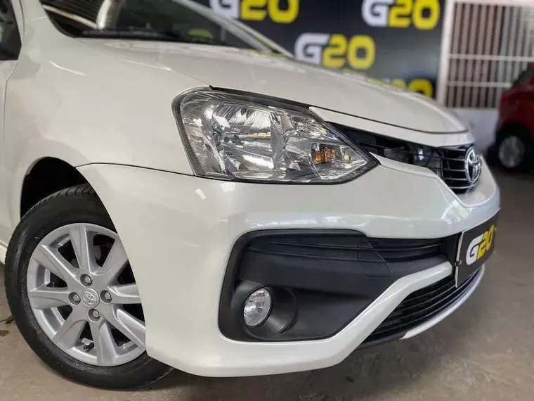 Toyota Etios Branco 5