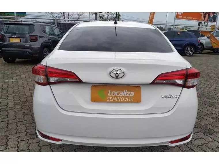 Toyota Yaris Branco 13