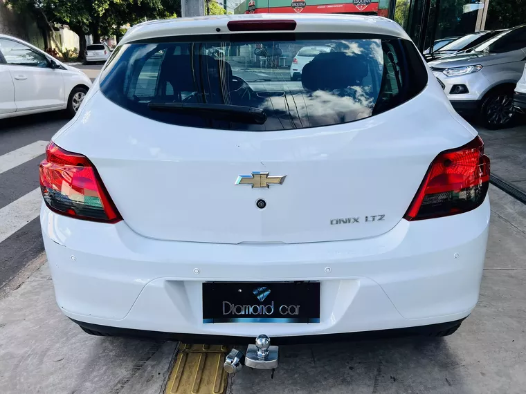 Chevrolet Onix Branco 3