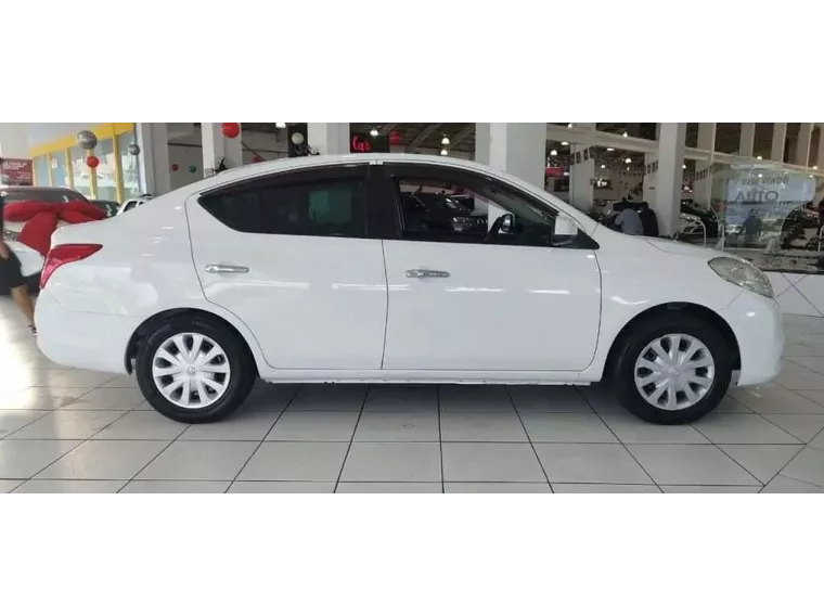 Nissan Versa Branco 3