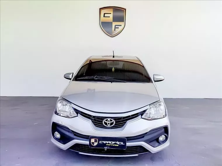 Toyota Etios Prata 2