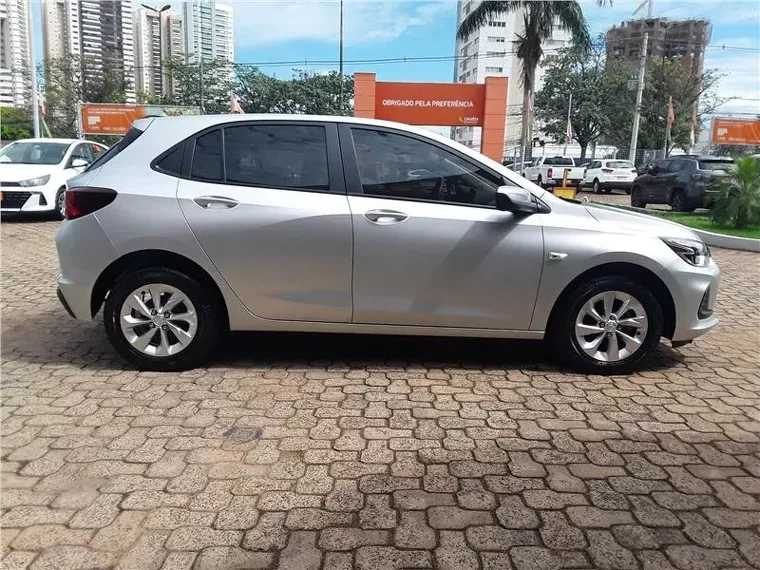 Chevrolet Onix Prata 6