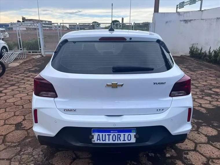 Chevrolet Onix Branco 10