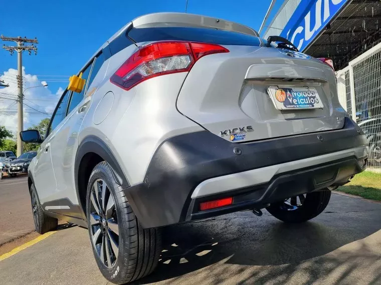 Nissan Kicks Prata 5