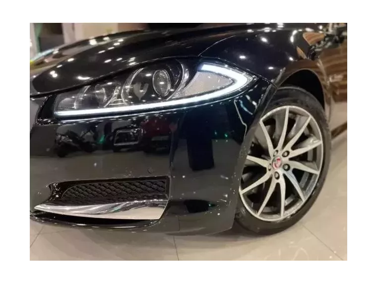 Jaguar XF Preto 8