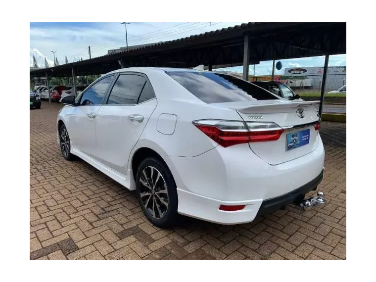 Toyota Corolla Branco 17