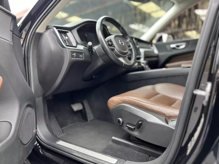 Volvo XC60 Preto 18