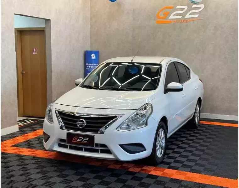 Nissan Versa Branco 8