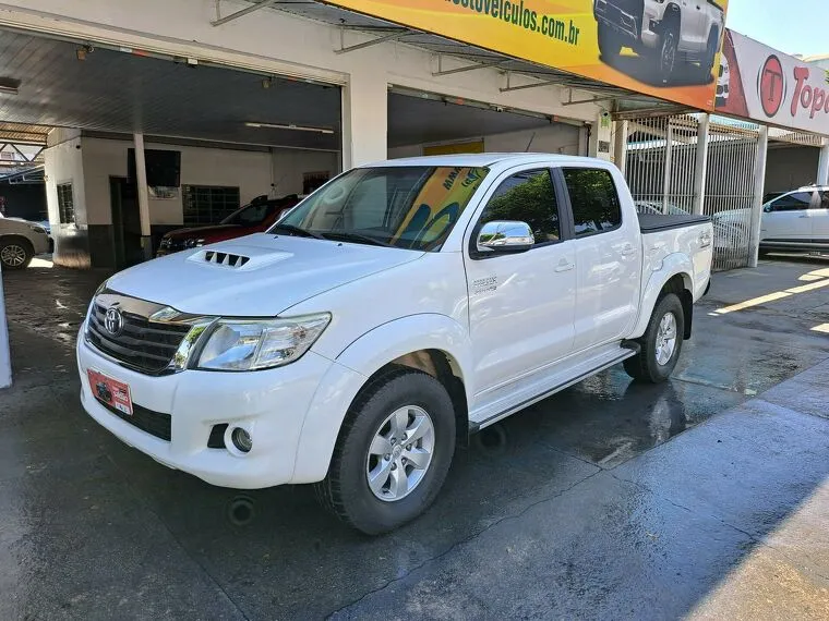 Toyota Hilux Branco 16