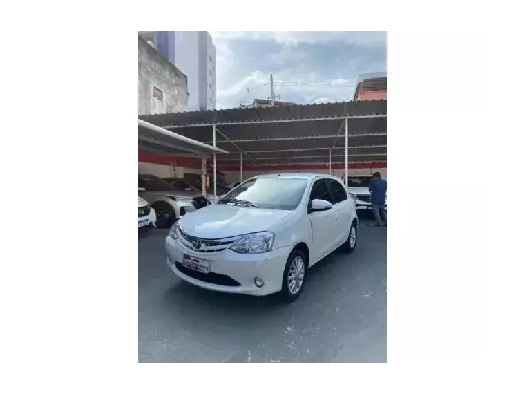 Toyota Etios Branco 2