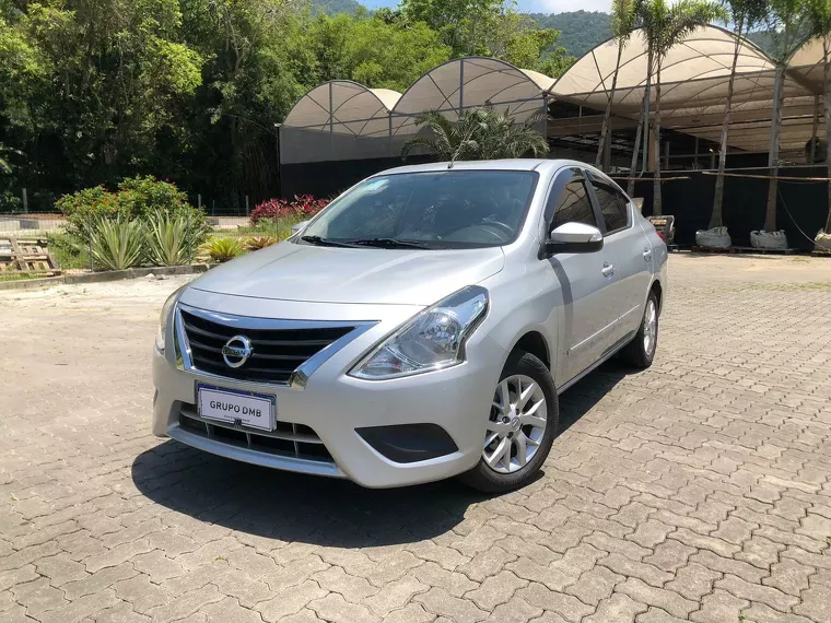 Nissan Versa Prata 10