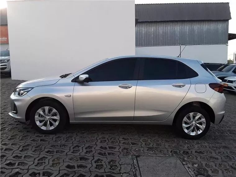 Chevrolet Onix Prata 9