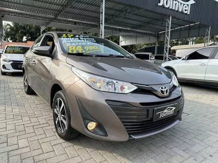 Toyota Yaris Cinza 3