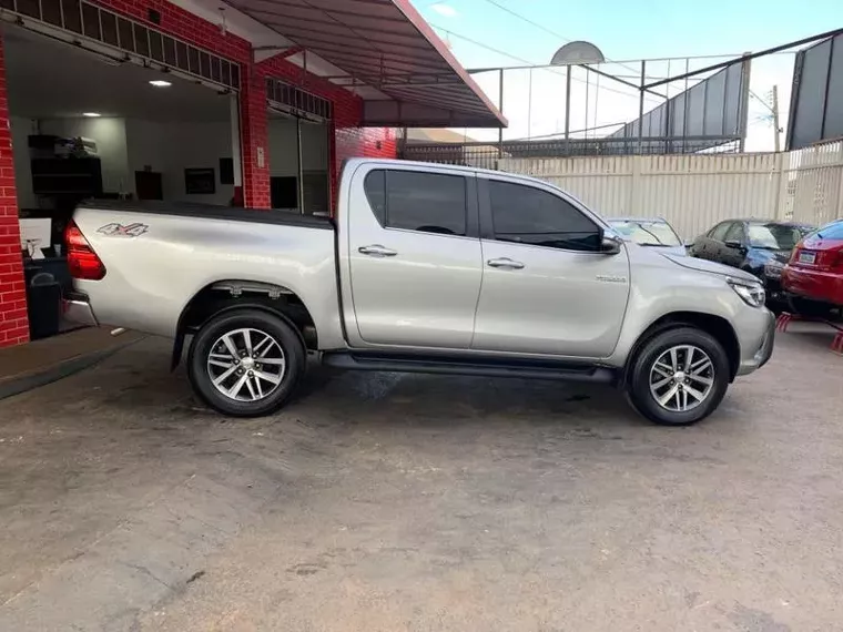 Toyota Hilux Prata 10