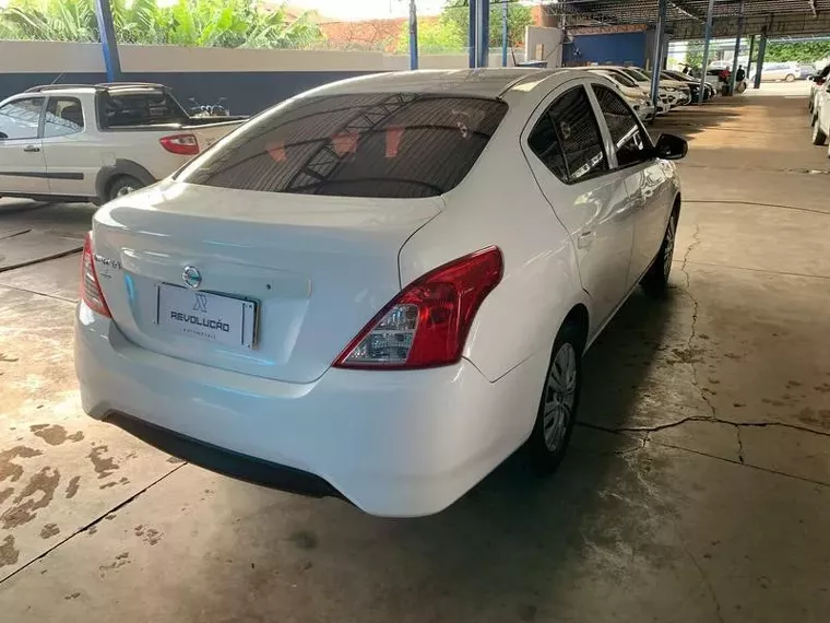 Nissan Versa Branco 4