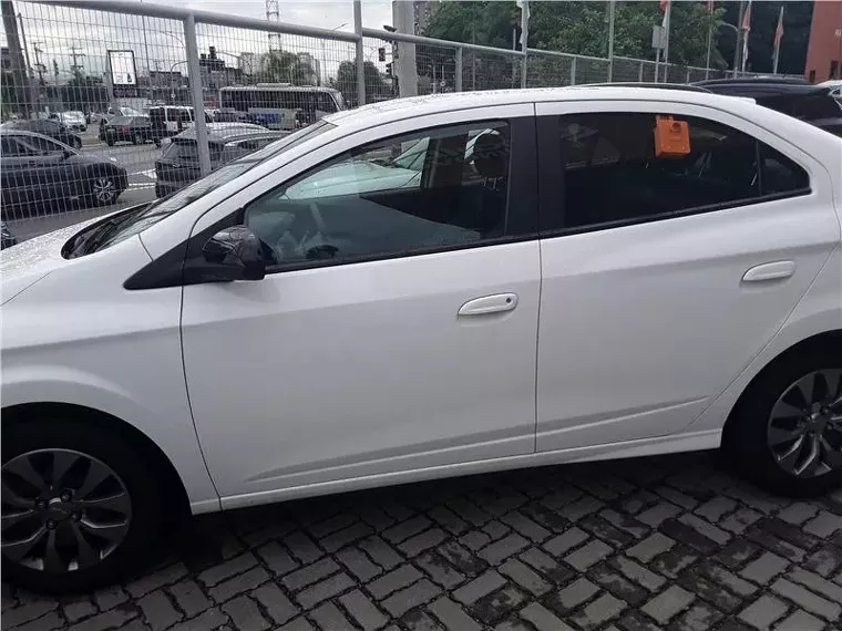 Chevrolet Onix Branco 5