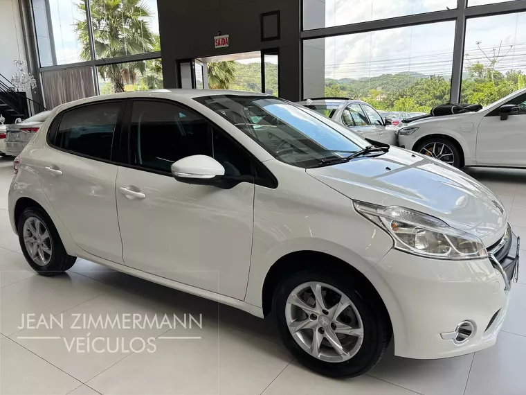 Peugeot 208 Branco 11