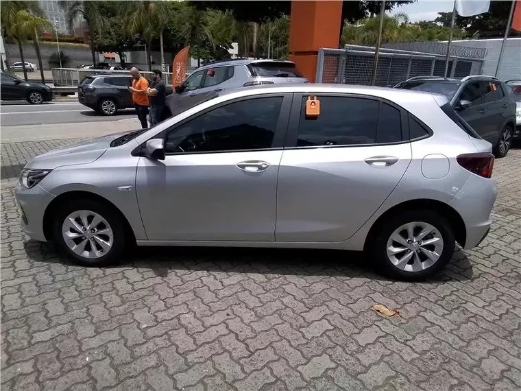 Chevrolet Onix Prata 8