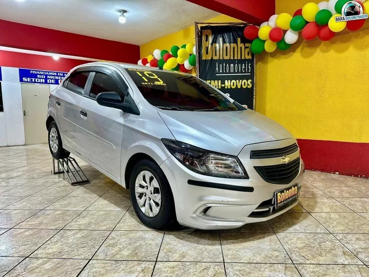 Chevrolet Onix Prata 1