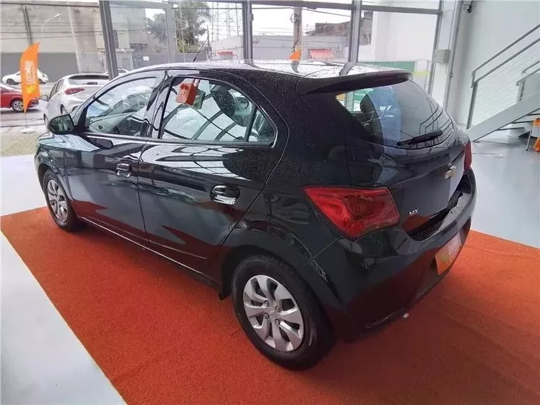 Chevrolet Onix Preto 5