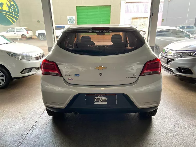 Chevrolet Onix Prata 6