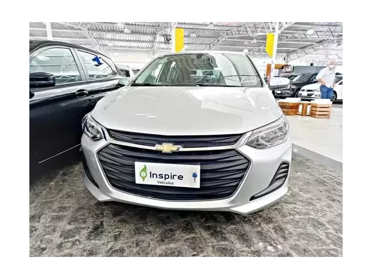 Chevrolet Onix Prata 4