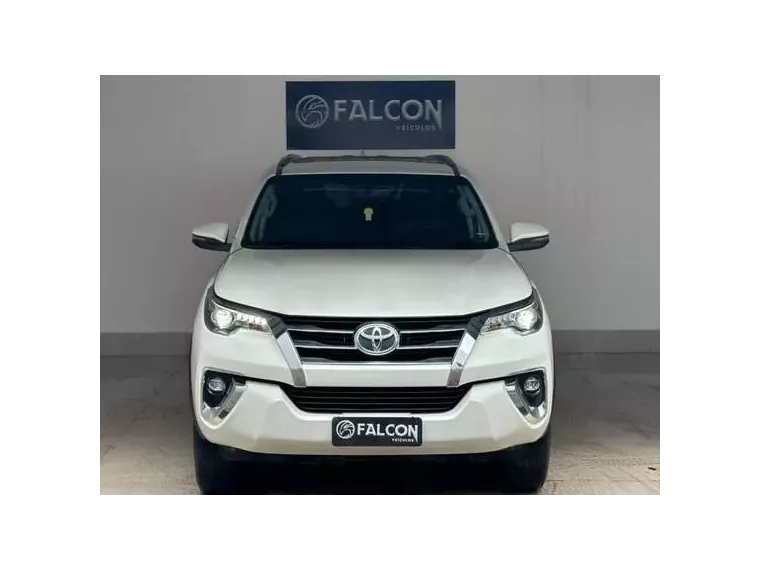 Toyota Hilux Branco 12