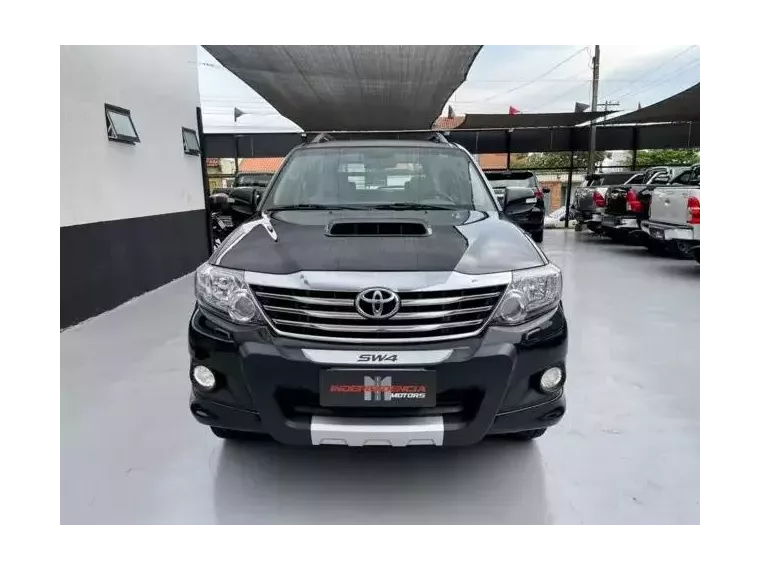 Toyota Hilux SW4 Preto 10