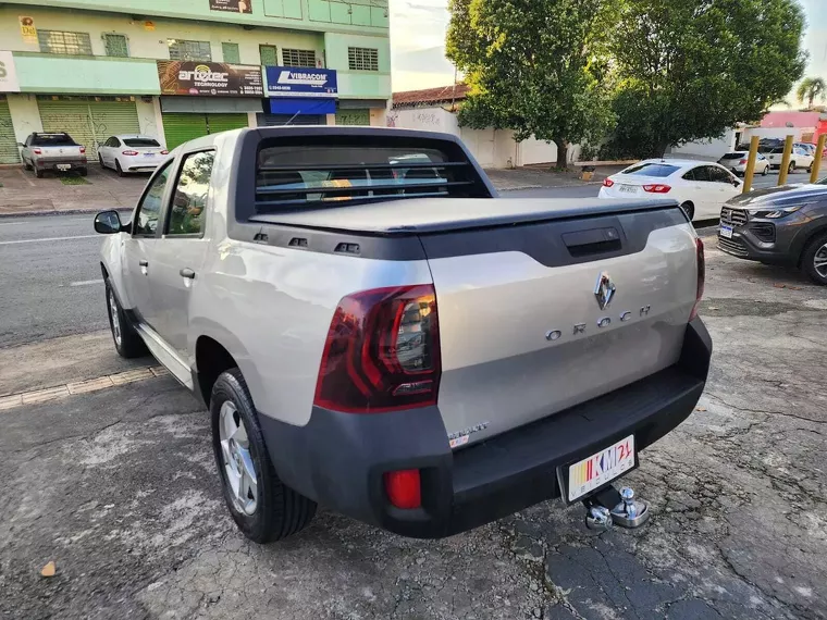 Renault Duster Oroch Prata 19