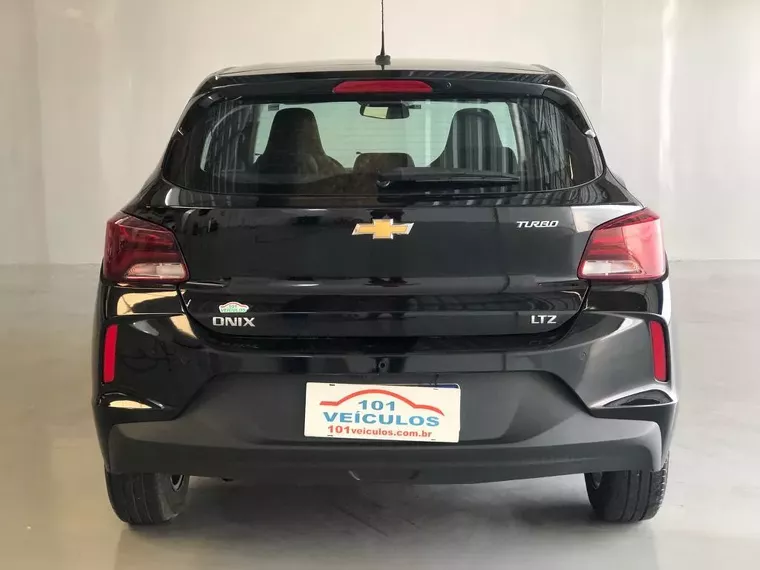 Chevrolet Onix Preto 6