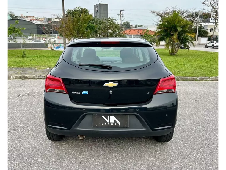 Chevrolet Onix Preto 6