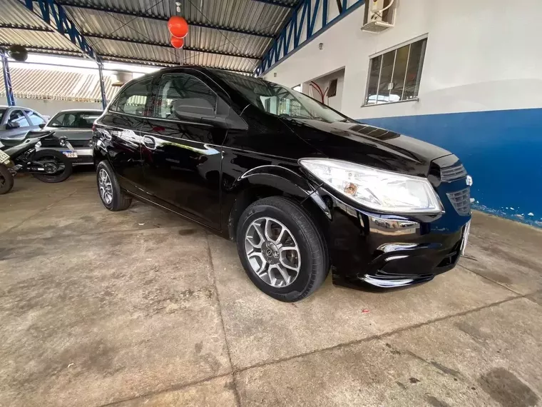 Chevrolet Onix Preto 4