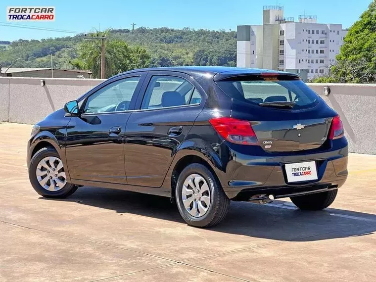 Chevrolet Onix Preto 3