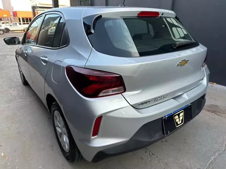 Chevrolet Onix Prata 1