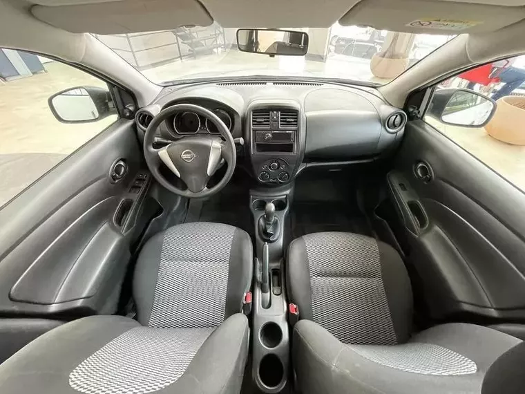 Nissan Versa Branco 10